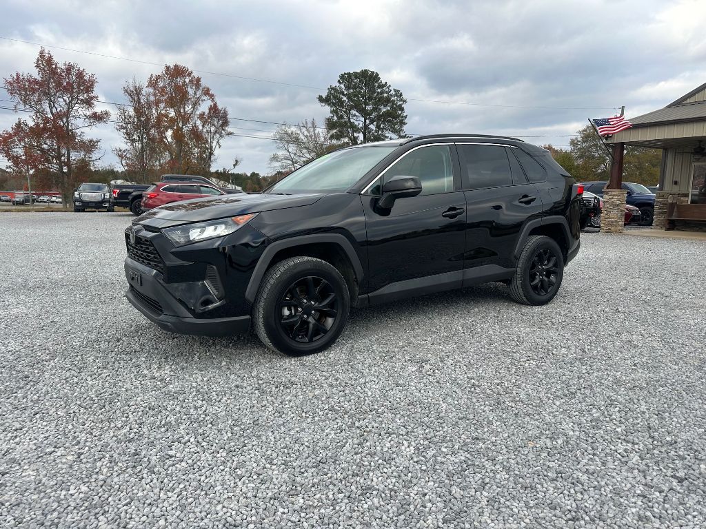2021 Toyota RAV4 LE's photo