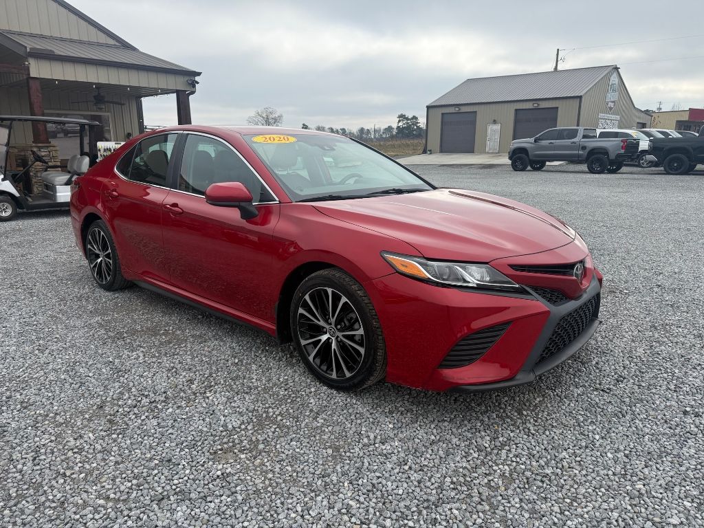 2020 Toyota Camry SE's photo